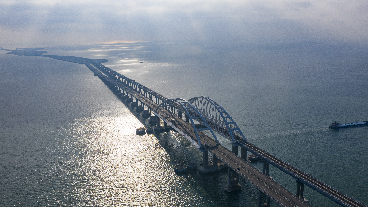 Окупанти заявляють про перерви руху Кримським мостом